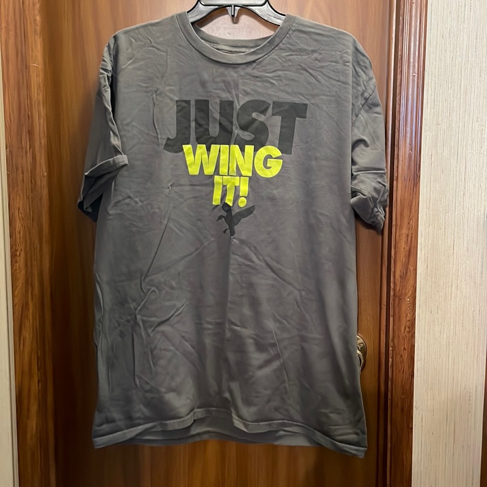 Men's BONEHEAD OUTFITTERS "just wing it" gray t-shirt. Size L